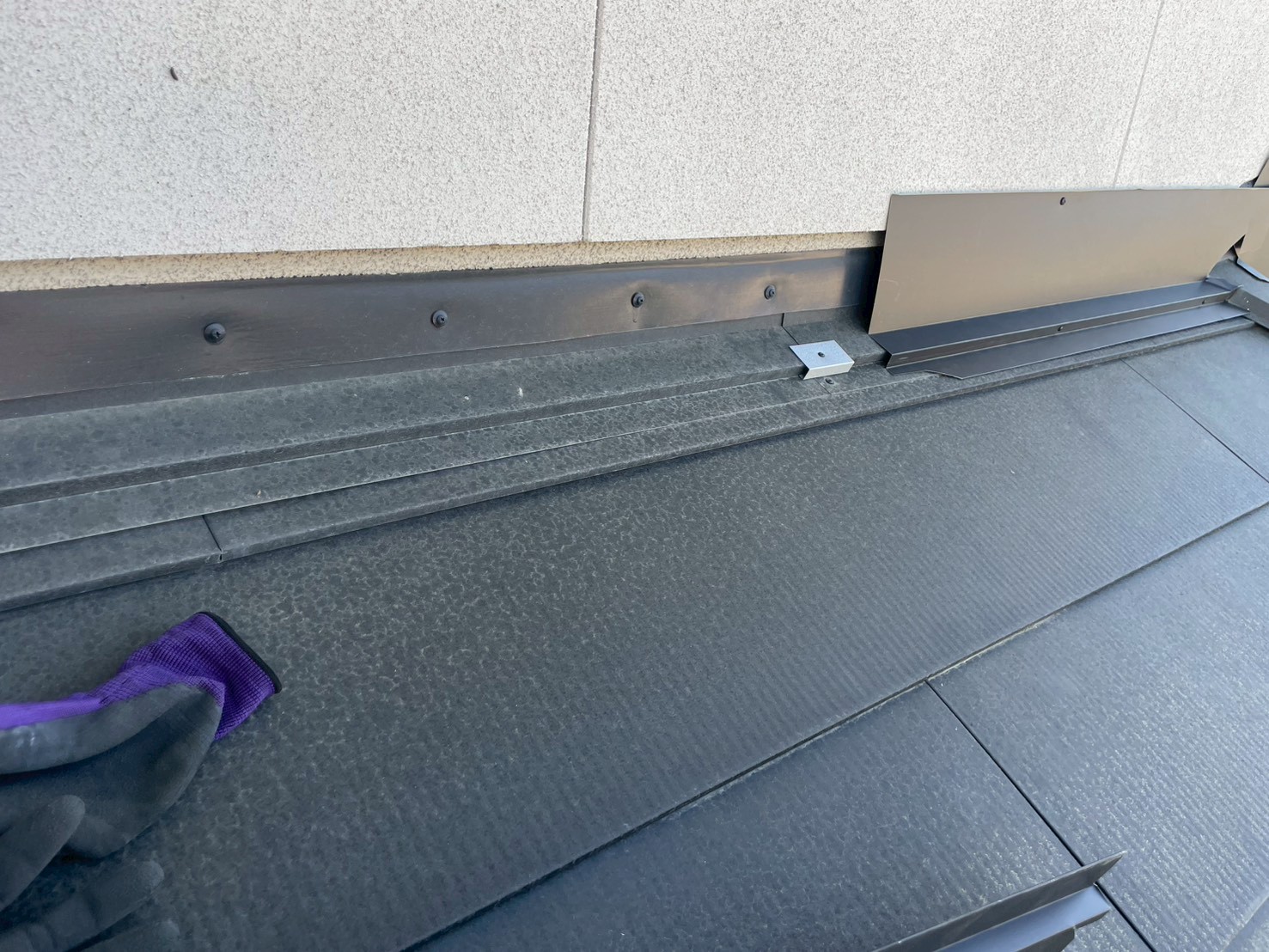 新しい雨押え板金を設置